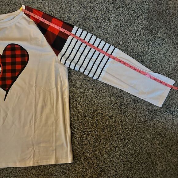 Super cute, lightweight sweatshirt and earrings. Just in time forValentine’s Day - Picture 9 of 12